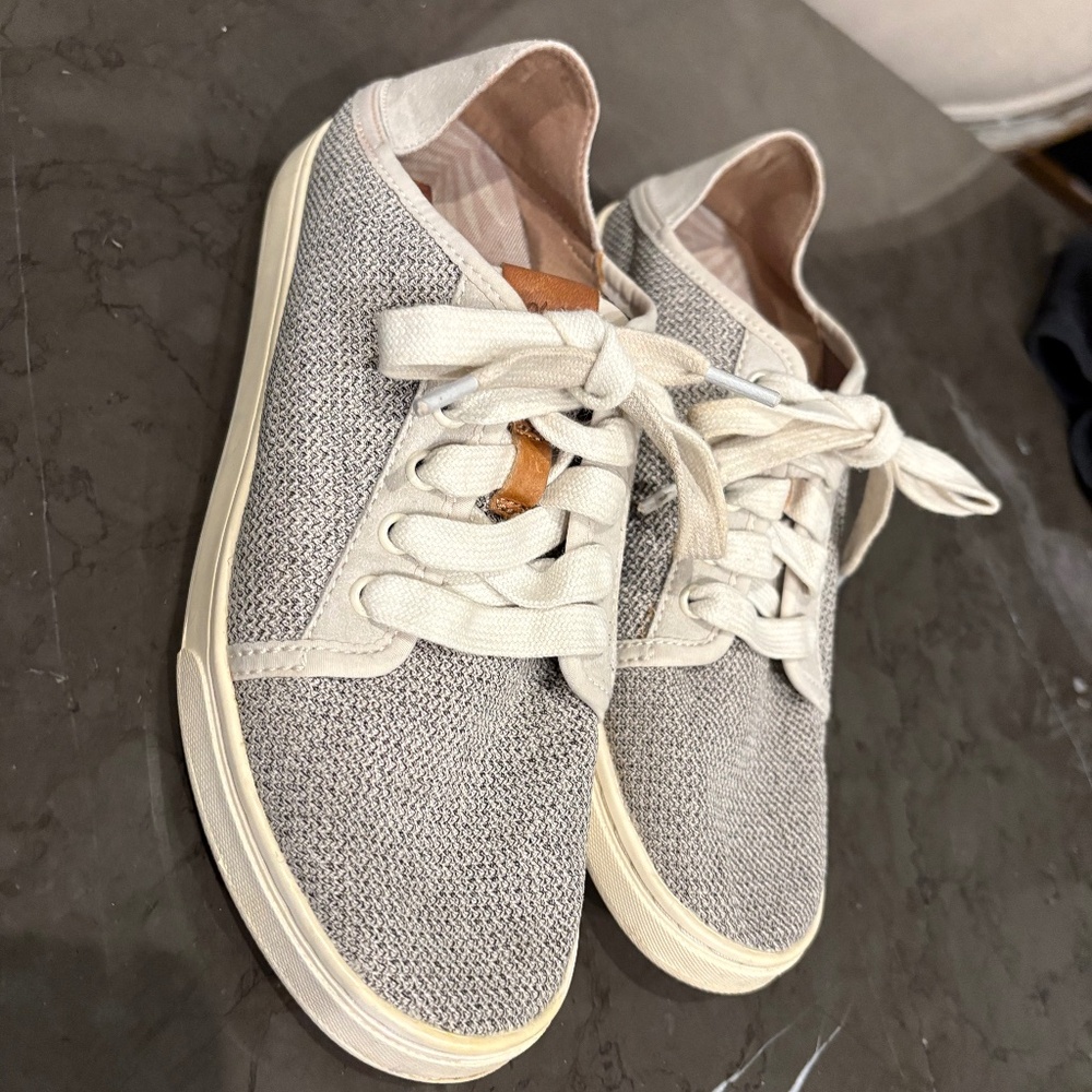 Women’s Olukai Pehuea Lī size 6.5. Tapa color.